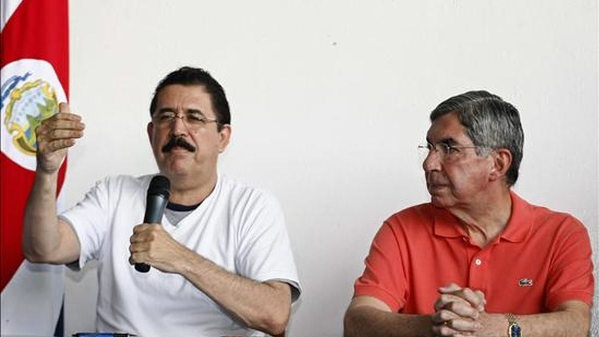 El presidente de Honduras, Manuel Zalaya (i), junto a su homólogo de Costa Rica, Óscar Arias (d), ofrecen una rueda de prensa en la base 2 del aeropuerto Juan Santamari, cerca a San José (Costa Rica). EFE