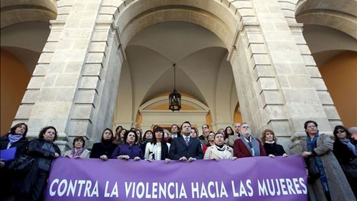 La consejera andaluza de Igualdad, Micaela Navarro (6i), y el alcalde de Sevilla, Alfredo Sánchez Monteseirín (7i), entre los asistentes a la concentración celebrada frente al Ayuntamiento sevillano, en la que se guardó un minuto de silencio en protesta por la muerte por violencia machista de Cristina M.R., de 30 años. EFE