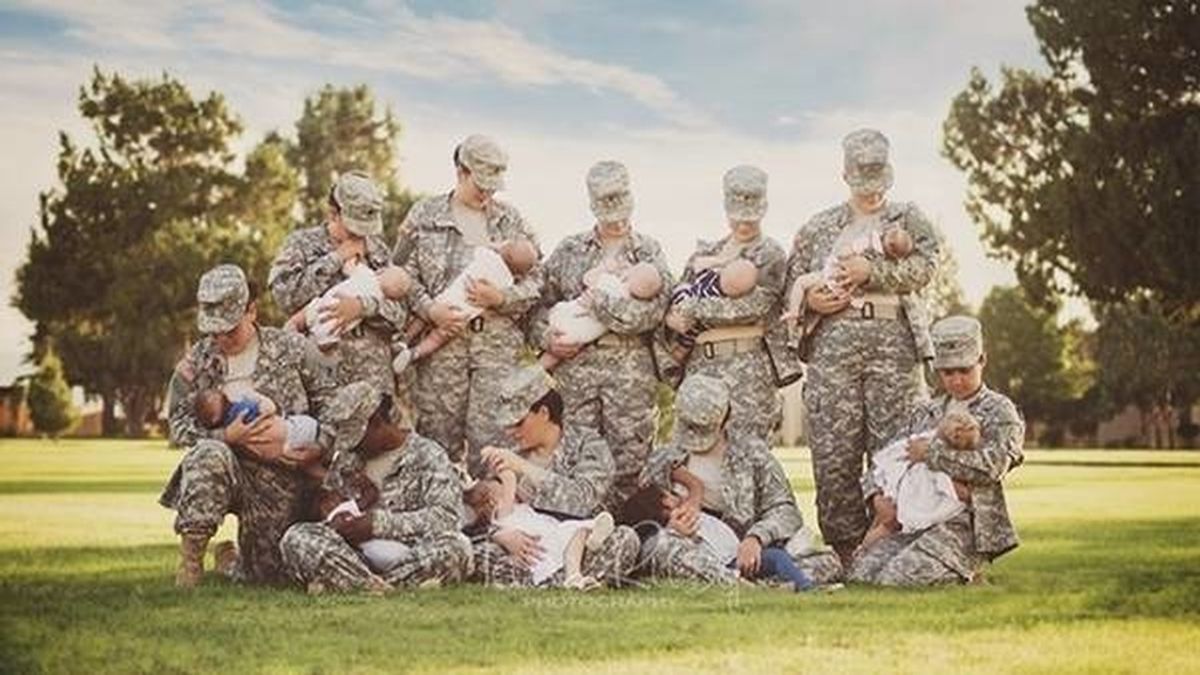 Mujeres soldados norteamericanas posan para apoyar la lactancia