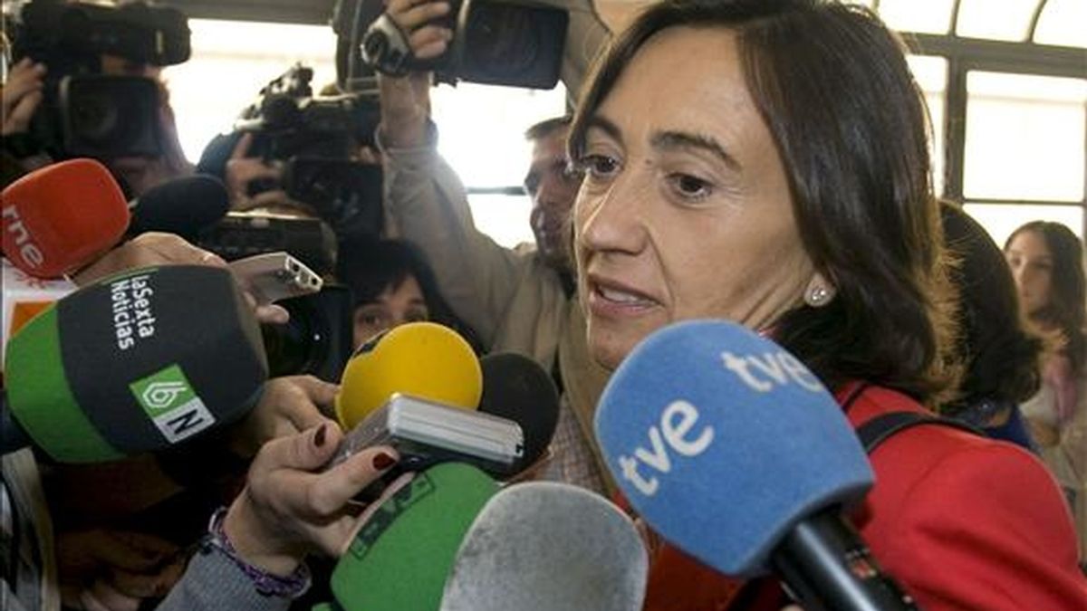 La consejera andaluza de Obras Públicas y Vivienda, Rosa Aguilar, a su llegada hoy al Parlamento andaluz para asistir a una de las comisiones. Rosa Aguilar mantiene su agenda a la espera de su nombramiento como ministra de Medio Ambiente que será confirmado este mediodía por el presidente del Gobierno, José Luis Rodríguez Zapatero. EFE