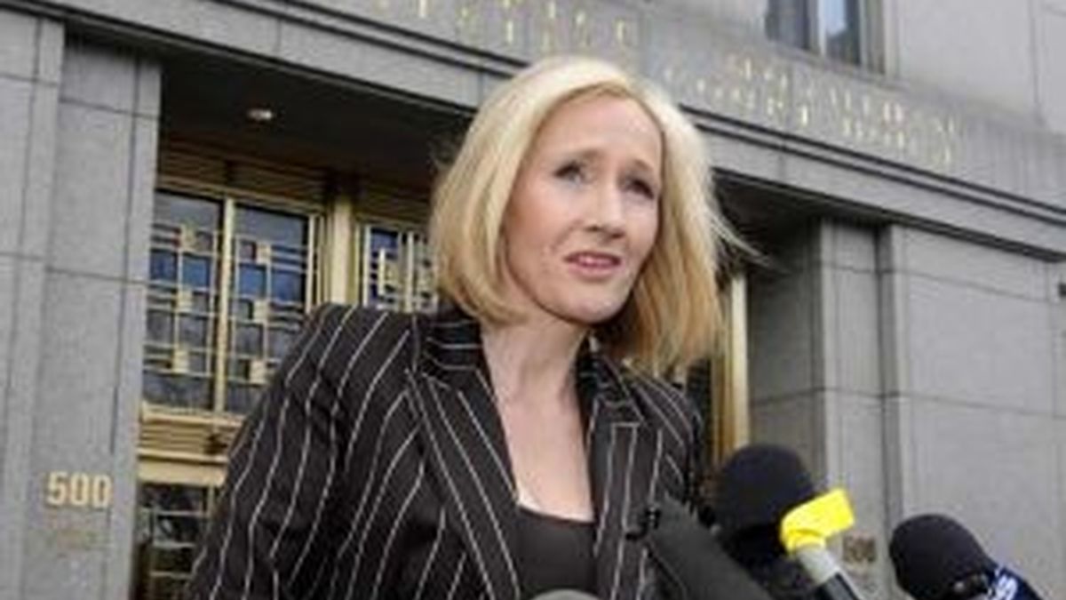 JK Rowling atiende a los medios de comunicación al salir del juicio celebrado en Nueva York. Foto: AP