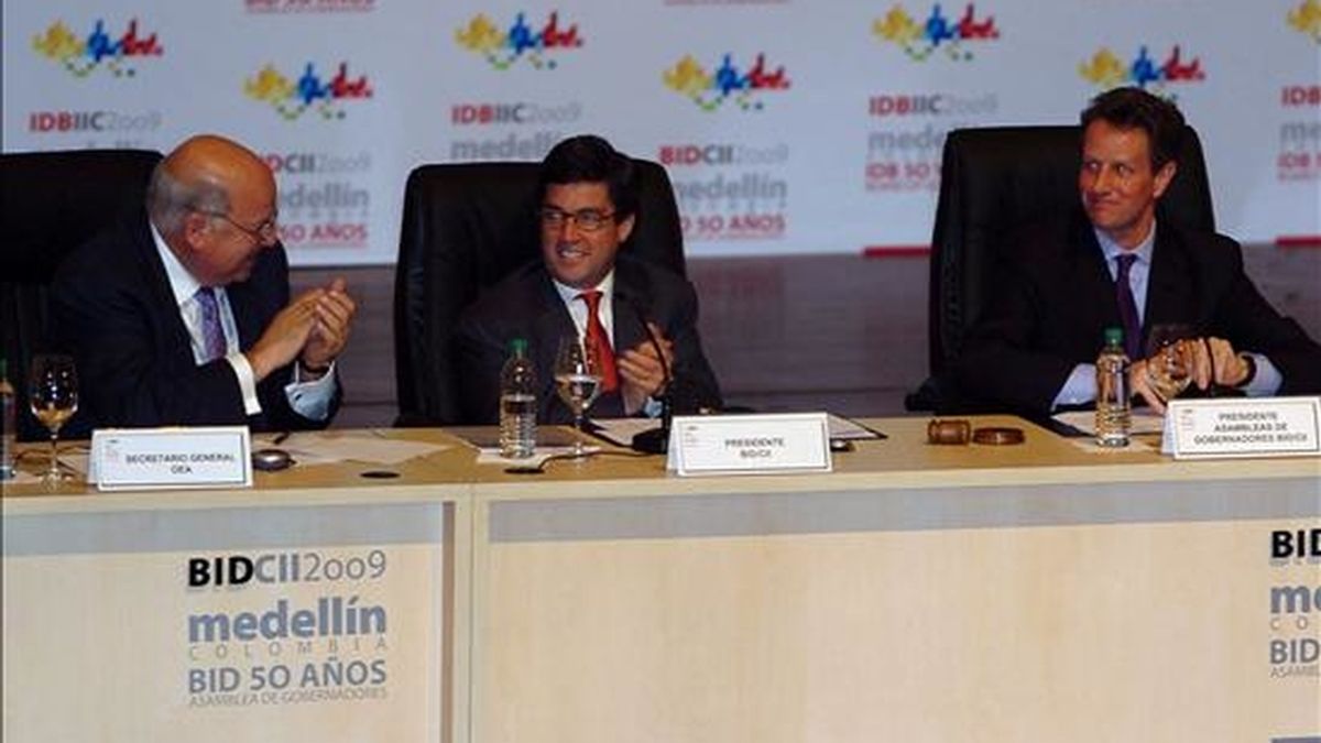Imagen de este domingo del secretario general de la OEA, Jose Miguel Insulza (i), el presidente del BID, Luis Alberto Moreno (c), y el secretario del Tesoro estadounidense, Timothy Geithner. EFE