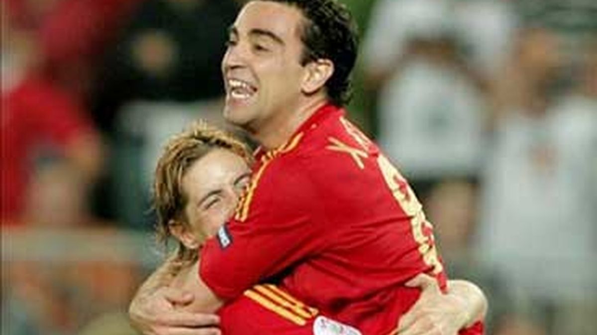 Xavi celebra el triunfo con Torres. Foto: EFE