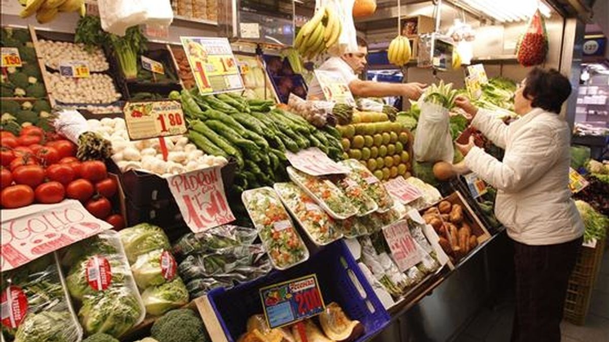 Un ama de casa realiza sus compras en una frutería de un mercado madrileño. Las judías verdes y los pimientos encabezan las subidas de enero con el 8,5 y el 7,3 por ciento. EFE/Archivo