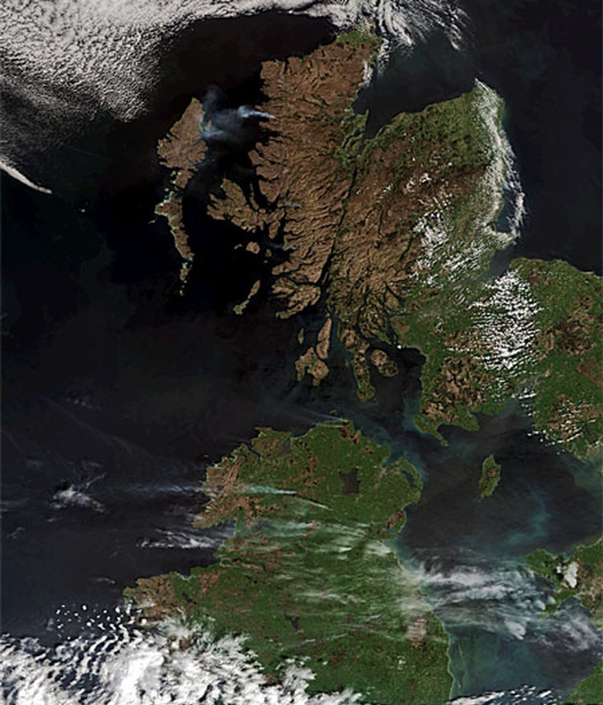 Irlanda del Norte y Escocia, pardas a vista de satélite. Foto: ESA.
