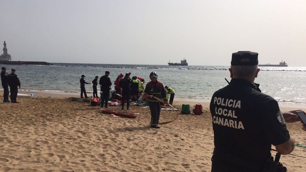 Una avioneta realiza un aterrizaje de emergencia en la playa de Las Teresitas (Tenerife)