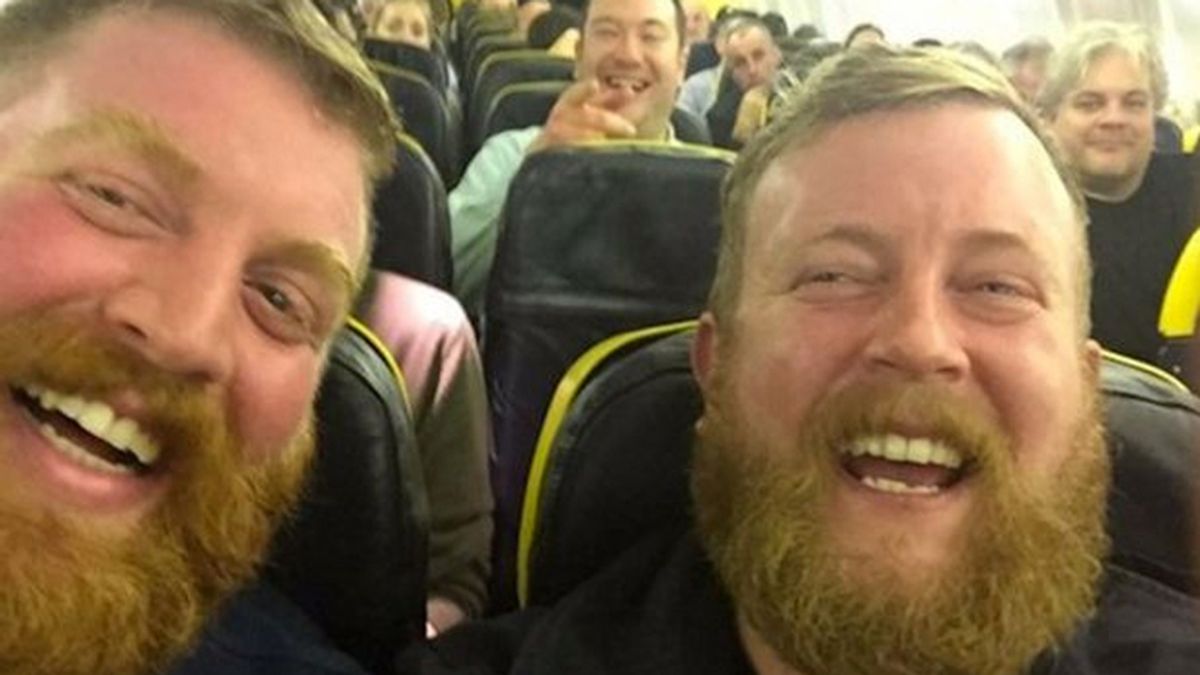 ‘El selfie de los barbudos’ que descubren que son idénticos en pleno vuelo se hace viral