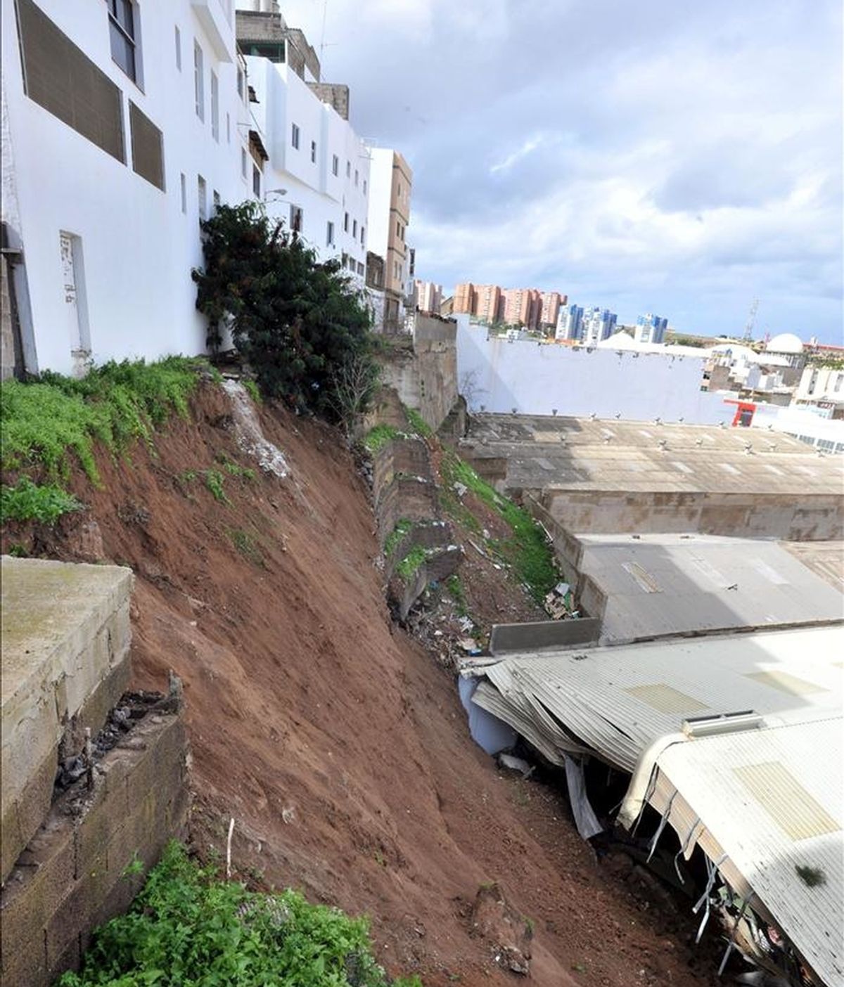 Vista del derrumbe producido hoy en la zona industrial de Miller Bajo, en la capital grancanaria, como consecuencia de las lluvias caídas en la isla este fin de semana. EFE Vista del derrumbe producido hoy en la zona industrial de Miller Bajo, en la capital grancanaria, como consecuencia de las lluvias caídas en la isla este fin de semana. EFE