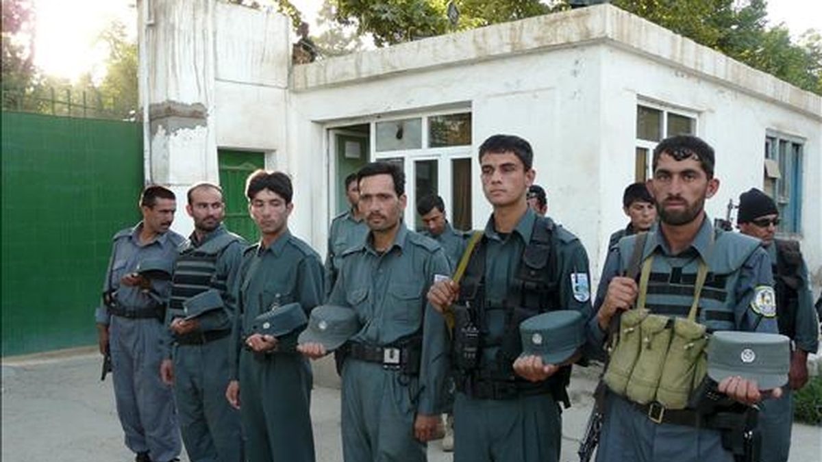 Agentes de la policía regional Mohammad Yaqoob se preparan para una operación inmediata contra la insurgencia talibán en Kunduz, al norte de Afganistán. EFE/Archivo