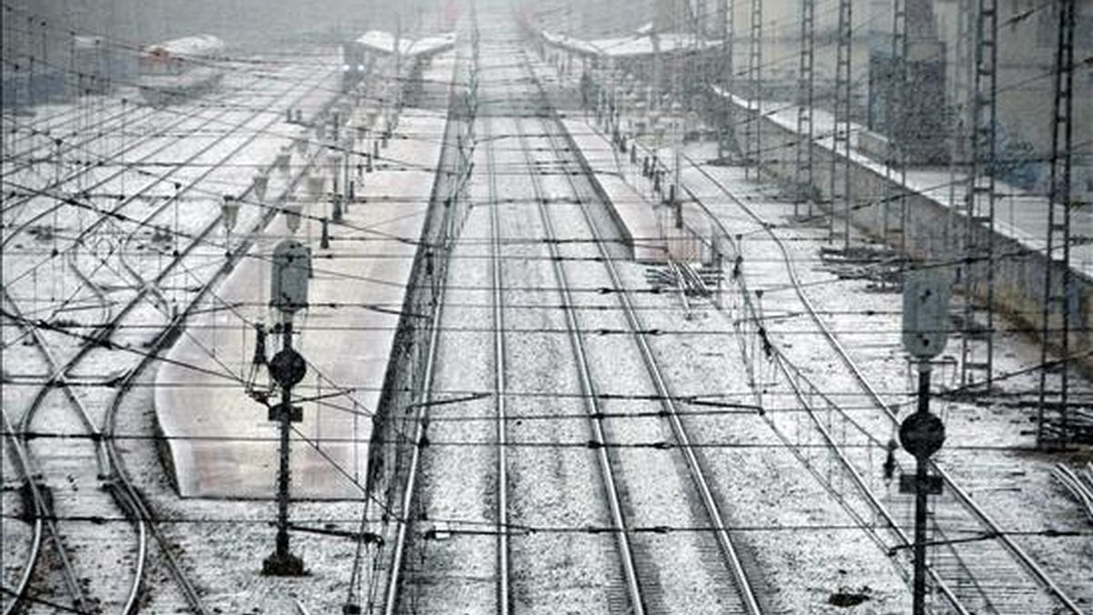 La estación de tren de Vitoria, bajo la nieve que cae de forma intermitente sobre la ciudad desde la noche de ayer. EFE