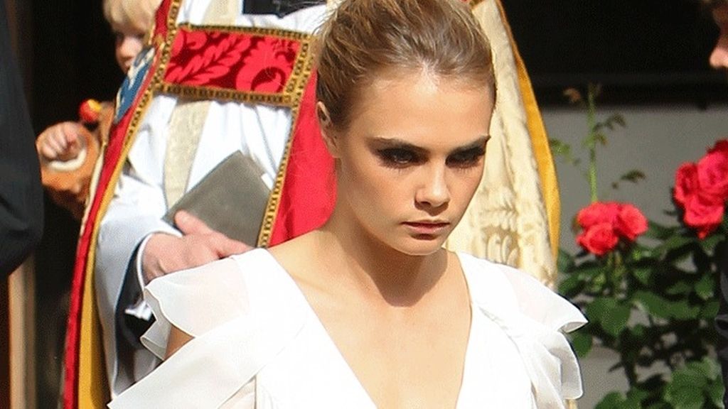 Cara Delevingne completó el look con un sencillo recogido