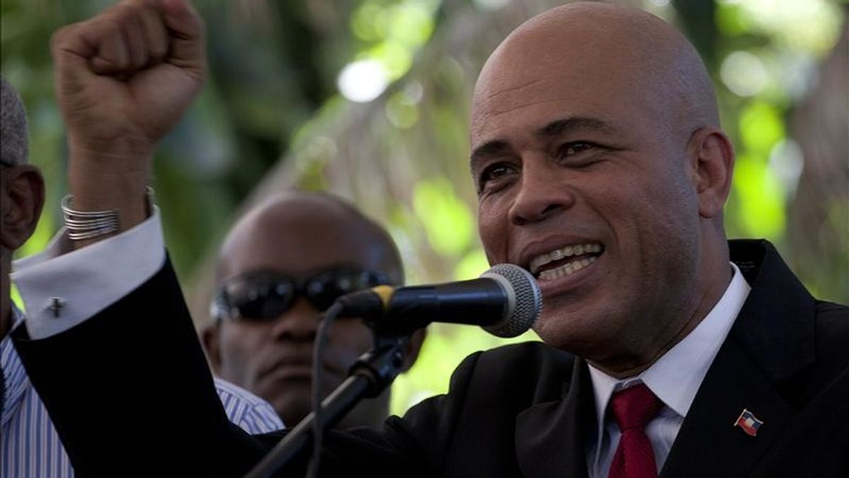 El candidato presidencial por el partido Repons Peyizan, Michel Martelly, ofrece una rueda de prensa en el hotel Oloffson de Puerto Príncipe (Haití). EFE