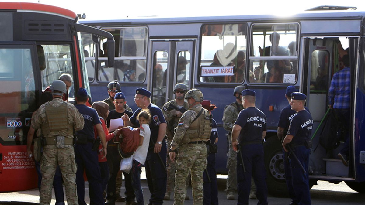 Hungría lleva a los refugiados que llegan de Croacia a puntos de registro