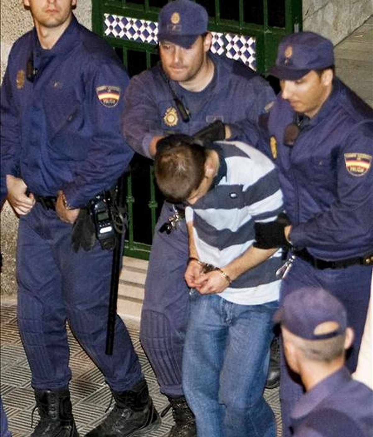 Agentes de Policía sacan a Miguel C.D, el hasta ahora asesino confeso de la joven sevillana Marta del Castillo. EFE/Archivo