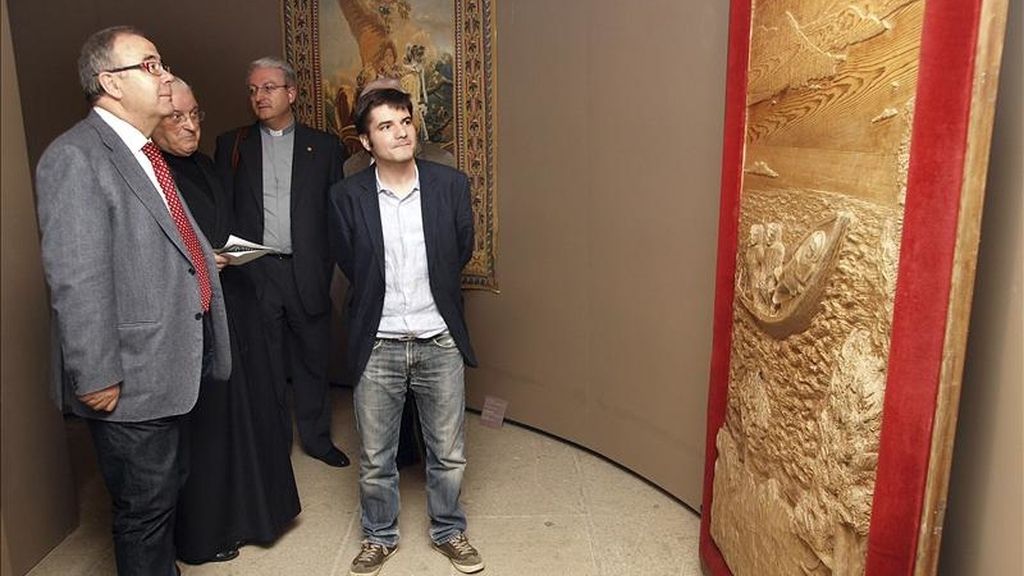 El alcalde de Santiago, José Antonio Sánchez Bugallo (i), acompañado del dean de la Catedral de Santiago, José María Diaz Fernández (c) y el comisario de la exposición, Ramon Yzquierdo Peiro (d), entre otros, observan una de las obras que forma parte de la exposición "Domus Iacobi" instalada en el palacio de Fonseca de Santiago de Compostela, una muestra que invita a hacer un recorrido por la historia de la catedral de Santiago, desde sus orígenes hasta la actualidad, a través de las piezas artísticas más singulares de su patrimonio, con motivo de 800 aniversario de la consagración del templo. EFE