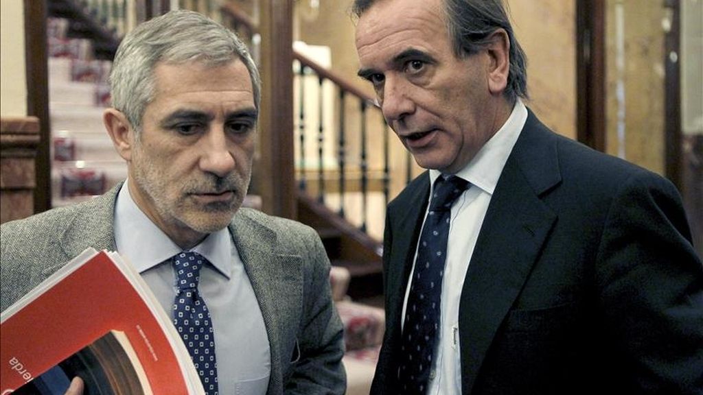 El diputado de IU Gaspar Llamazares (i) conversa con el portavoz del PSOE en el Congreso, José Antonio Alonso antes de un pleno celebrado en la Cámara Baja. EFE/Archivo El diputado de IU Gaspar Llamazares (i) conversa con el portavoz del PSOE en el Congreso, José Antonio Alonso antes de un pleno celebrado en la Cámara Baja. EFE/Archivo