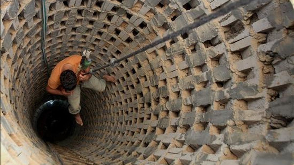 Un hombre desciende dentro de un túnel cerca de la frontera entre la Franja de Gaza y Egipto, el pasado 15 de abril. Varios túneles similares a este se utilizan para distribuir víveres, medicinas o gasolina a la Franja de Gaza. EFE