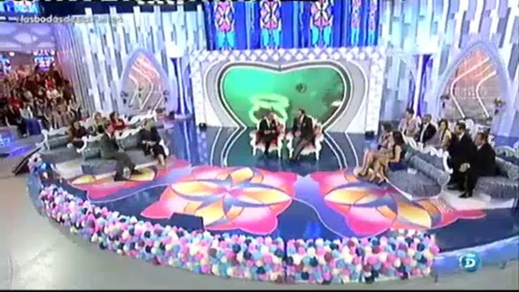 Su llegada, en un descapotable