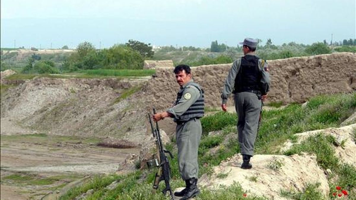 Dos policías afganos hacen guardia durante un control de carreteras en la localidad de Kunduz, Afganistán, hoy lunes 13 de abril. EFE Dos policías afganos hacen guardia durante un control de carreteras en la localidad de Kunduz, Afganistán, hoy lunes 13 de abril. EFE