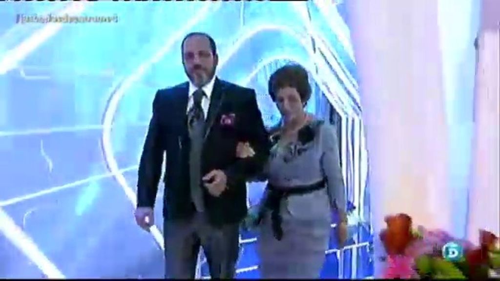 Su llegada, en un descapotable