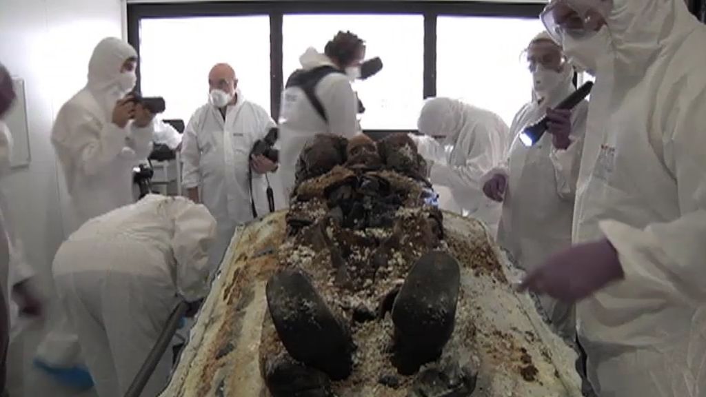 Los forenses analizan la momia del general Prim