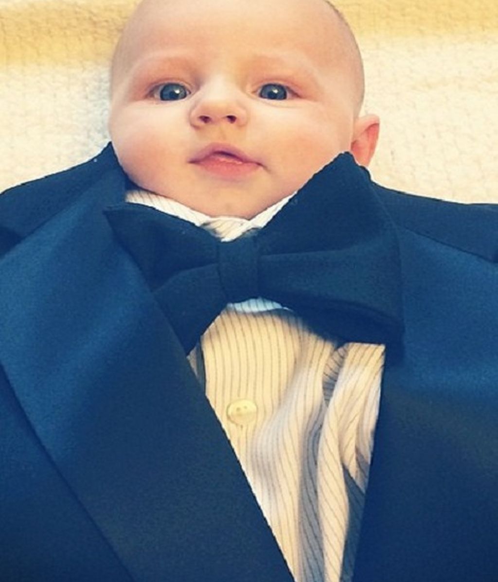 Bebés vestidos de adultos, la última moda en Internet