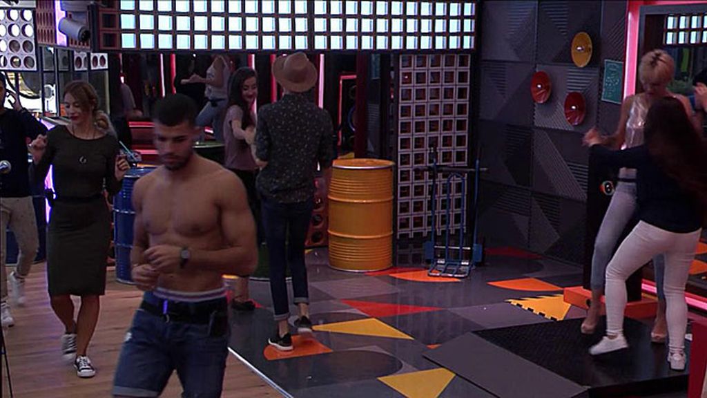 Miguel y Adara, del odio al baile sensual