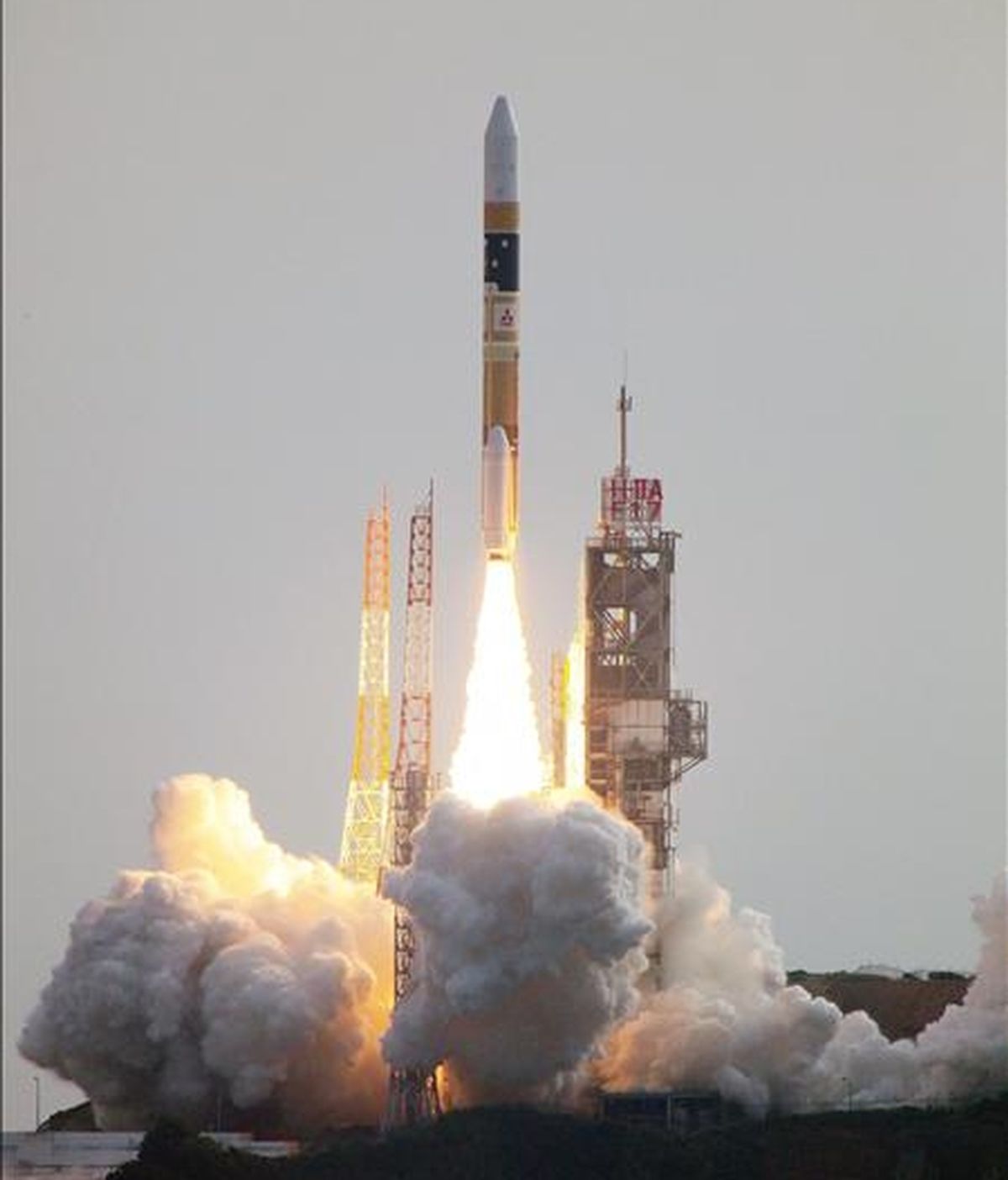 En la imagen, facilitada por Mitsubishi Heavy Industries, que muestra el lanzamiento de la sonda 'Akatsuki'. EFE/Archivo