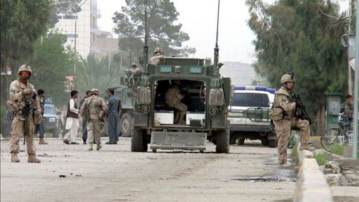 Soldados canadienses de la Fuerza de Asistencia para la Seguridad (ISAF) resguardan las Oficinas del Consejo Provincial de Kandahar (Afganistán) tras un ataque suicida que hasta ahora ha dejado un saldo de al menos 10 muertos, 7 civiles y 3 policías y unos 16 heridos. EFE