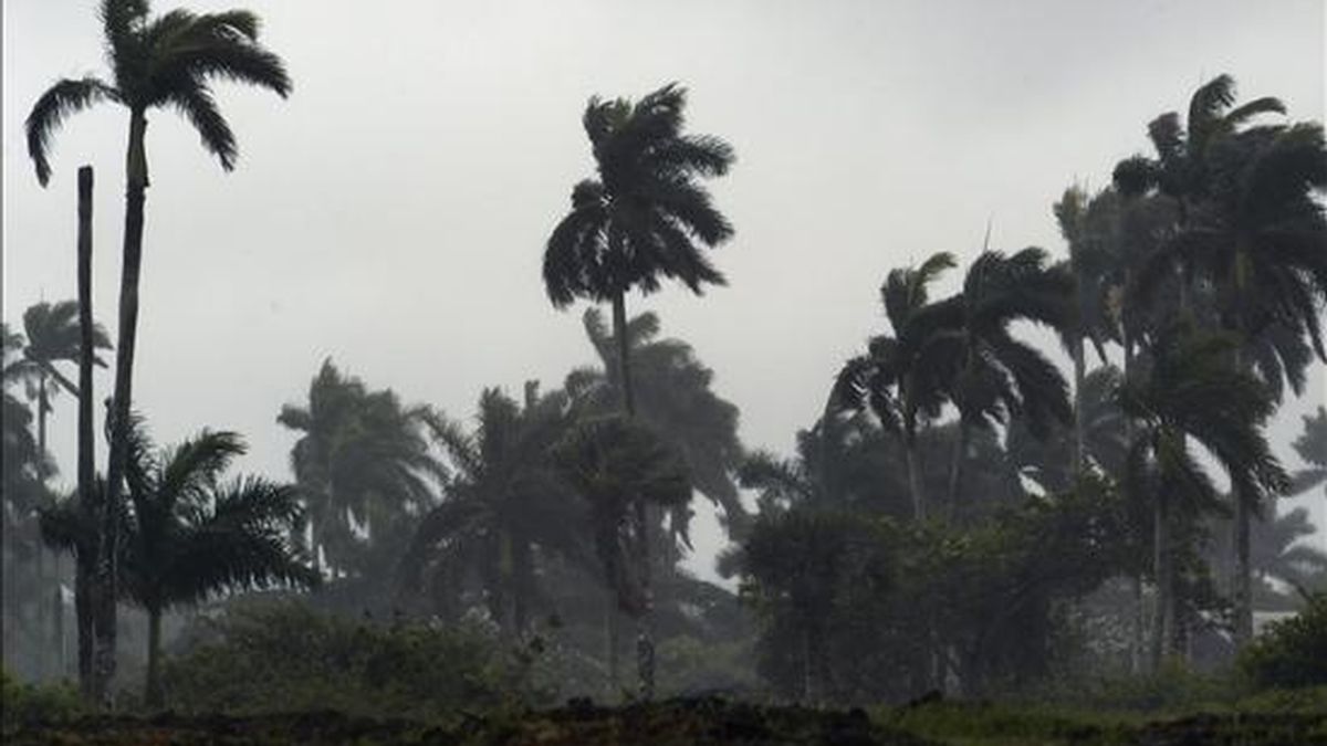 El Centro Nacional de Huracanes (CNH) de Estados Unidos informó en su boletín de las 21.00 GMT que el sistema continuará arrojando intensas lluvias en islas Caimán, Jamaica, Cuba, el sur y los Cayos de Florida y en el centro y noroeste de Bahamas. EFE/Archivo