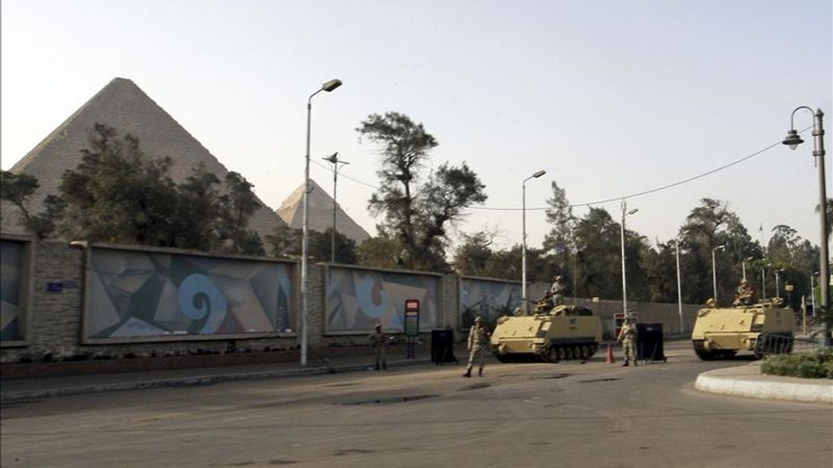 El ejército egipcio custodia el complejo de las pirámides de Giza, tras las violentas protestas, en El Cairo. EFE/Archivo