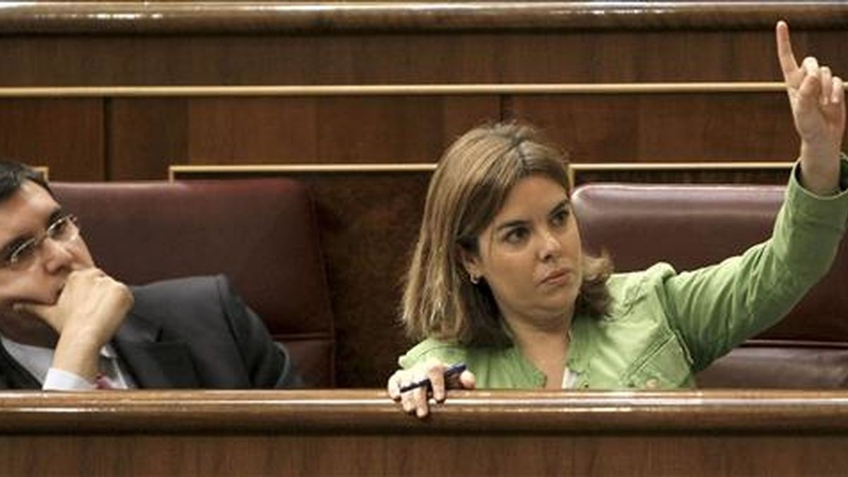La portavoz parlamentaria popular, Soraya Sáenz de Santamaría y el diputado de su partido José Luis Ayllon, durante el pleno del Congreso celebrado hoy. EFE