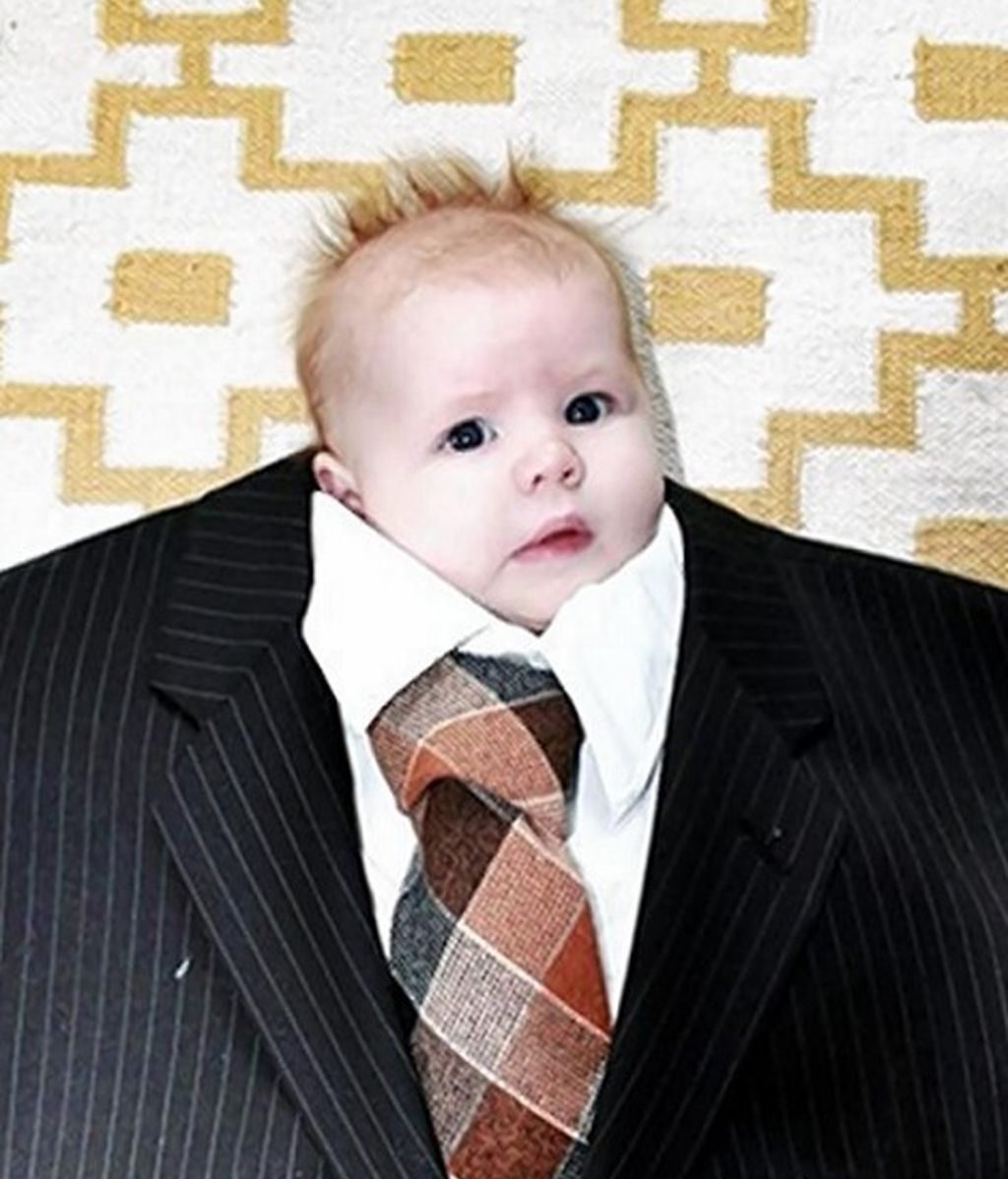 Bebés vestidos de adultos, la última moda en Internet