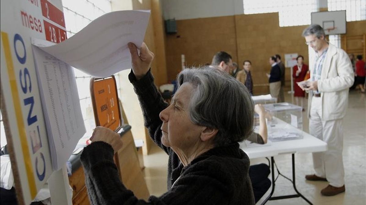 Una persona comprueba sus datos en el censo electoral antes de ejercer su voto. EFE/Archivo