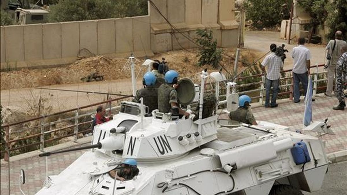 Soldados de la Fuerza Interina de las Naciones Unidas en el Líbano (delante) tomando posiciones frente a tropas israelíes que estaban talando árboles en la zona fronteriza con el Líbano este miércoles. EFE