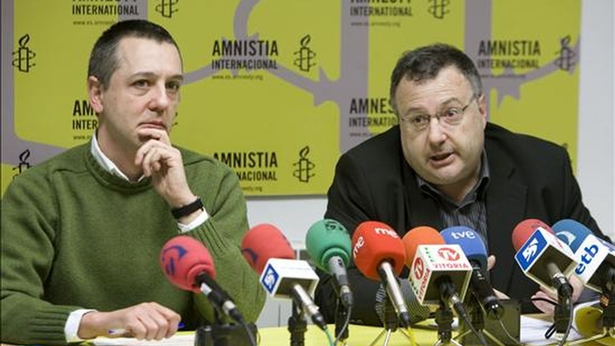 El coordinador de Amnistía Internacional en el País Vasco y Navarra, Andrés Krakenberger (d), y su homólogo en Vitoria, Daniel Añua (i), intervienen en rueda de prensa, hoy. EFE