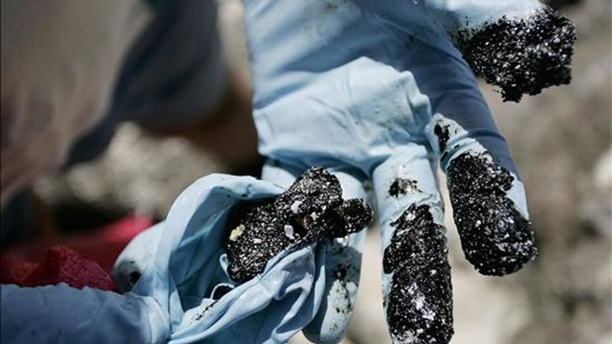 Fotografía facilitada el 15 de abril de 2010 en la que se observa la contaminación por petróleo vertido por el carguero de carbón chino Shen Neng 1, tras encallar en la Gran Barrera de Coral de Australia. EFE/Archivo