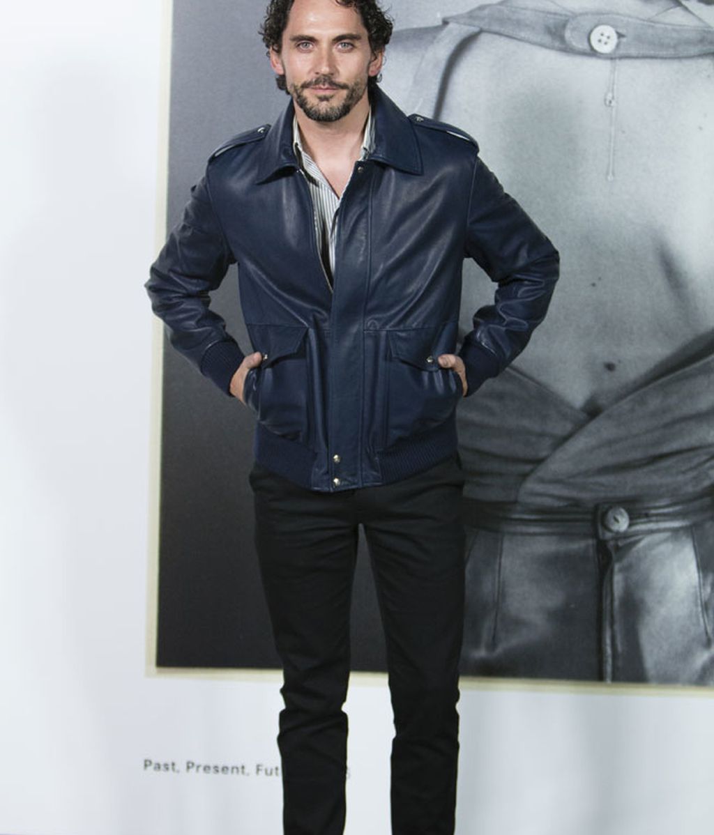 Paco León, con chaqueta de cuero azul