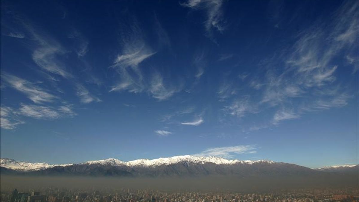 Vista general de Santiago de Chile con la cordillera de Los Andes en el fondo. EFE/Archivo