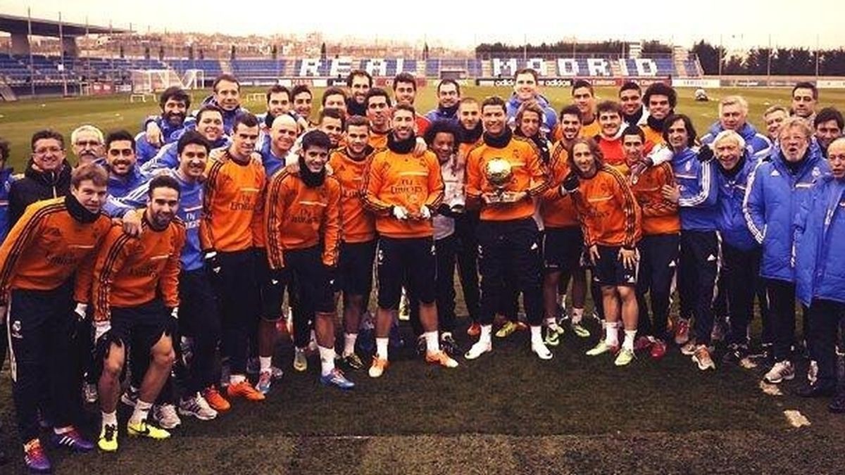 La plantilla del Real Madrid posa junto a Cristiano y su Balón de Oro