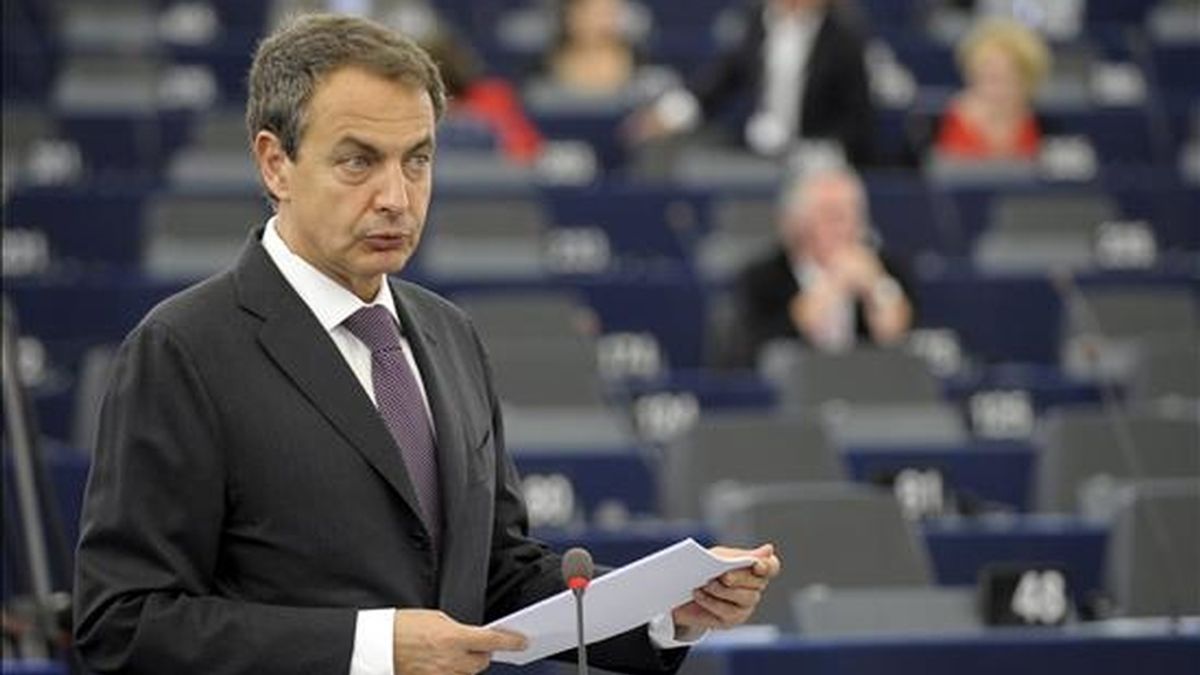 El presidente del Gobierno español, José Luis Rodríguez Zapatero, ante el pleno del Parlamento Europeo en Estrasburgo (Francia) este martes. Zapatero hizo balance de la Presidencia española de la UE. EFE