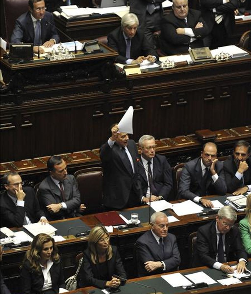 El primer ministro italiano, Silvio Berlusconi (de pie), durante la sesión de la Cámara de Diputados celebrada en Roma este miércoles. EFE El primer ministro italiano, Silvio Berlusconi (de pie), durante la sesión de la Cámara de Diputados celebrada en Roma este miércoles. EFE