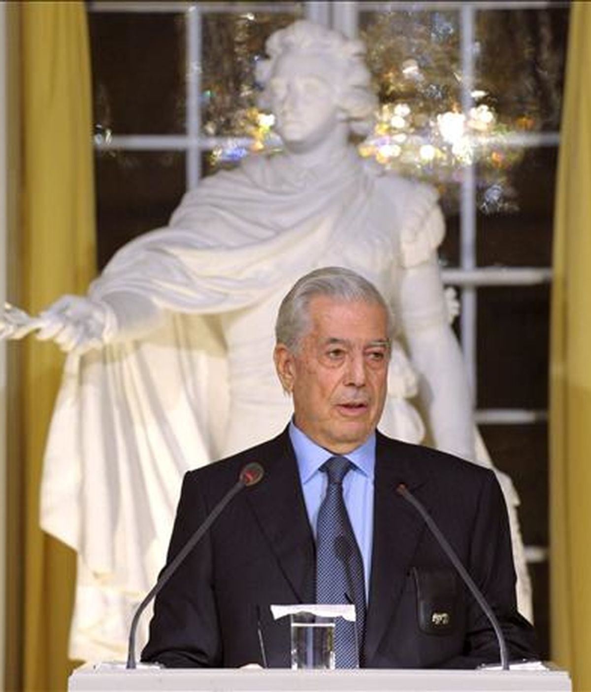 El escritor peruano Mario Vargas Llosa lee su discurso de recepción del Premio Nobel, titulado "Elogio de la lectura y la ficción", en la sede de la Academia sueca en Estocolmo, Suecia. EFE El escritor peruano Mario Vargas Llosa lee su discurso de recepción del Premio Nobel, titulado "Elogio de la lectura y la ficción", en la sede de la Academia sueca en Estocolmo, Suecia. EFE