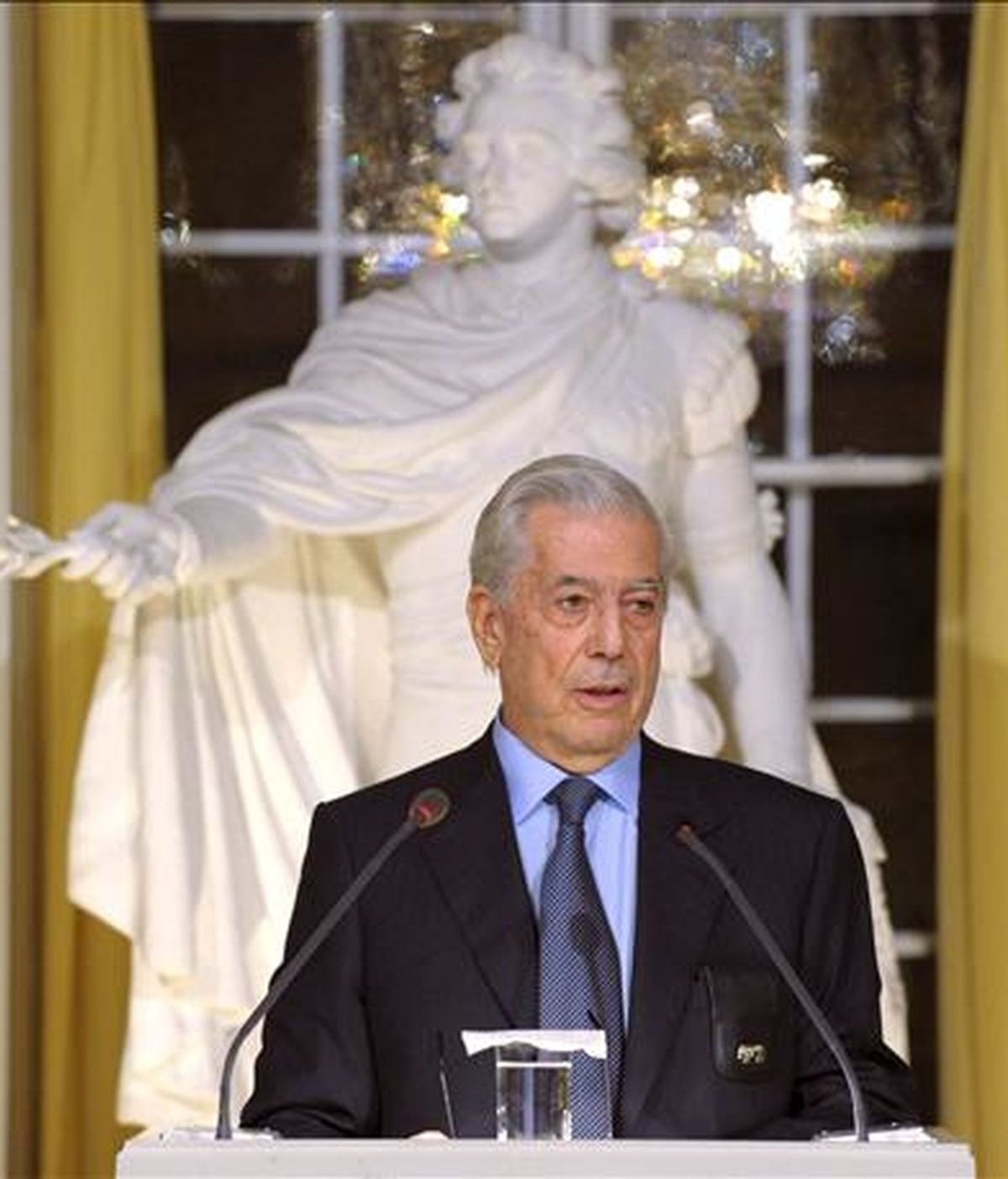 El escritor peruano Mario Vargas Llosa lee su discurso de recepción del Premio Nobel, titulado "Elogio de la lectura y la ficción", en la sede de la Academia sueca en Estocolmo, Suecia. EFE