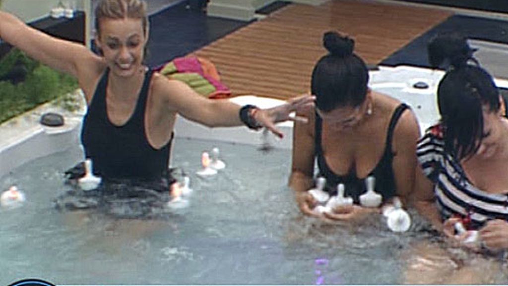 Las chicas estrenan el jacuzzi de GH12