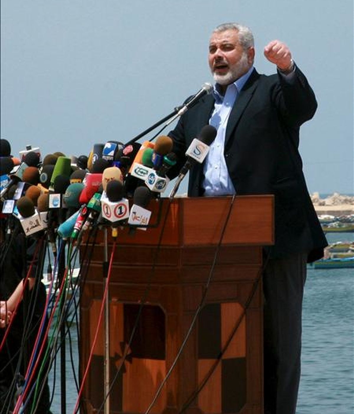 El jefe del Gobierno de Hamás en Gaza, Ismail Haniye, pronuncia un discurso durante su visita al puerto de Gaza antes de la llegada de la "Flotilla de la Libertad", en mayo pasado. La hija de Haniye ha decidido poner a su hijo recién nacido, el nombre de "Recep Tayip Erdogán", en agradecimiento al primer ministro turco. EFE/Archivo