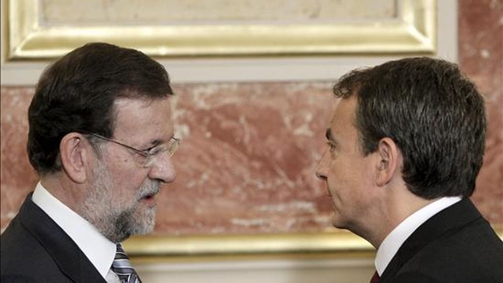 El presidente del Gobierno, José Luis Rodríguez Zapatero (d), charla con el líder del PP, Mariano Rajoy, durante los actos conmemorativos del Día de la Constitución que se celebran en el Congreso de los Diputados. EFE