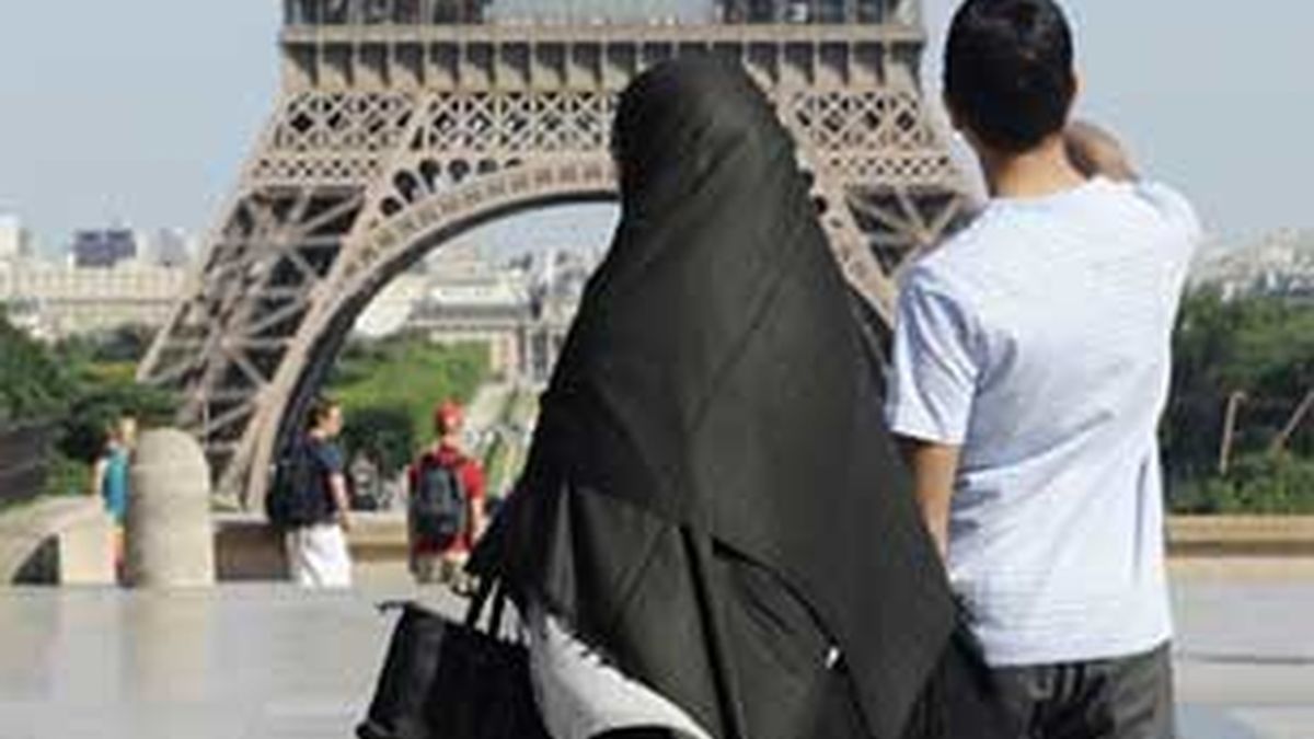 El del "burka" es un debate similar al que se produjo en 2004 respecto al velo islámico. FOTO: REUTERS / Archivo El del "burka" es un debate similar al que se produjo en 2004 respecto al velo islámico. FOTO: REUTERS / Archivo