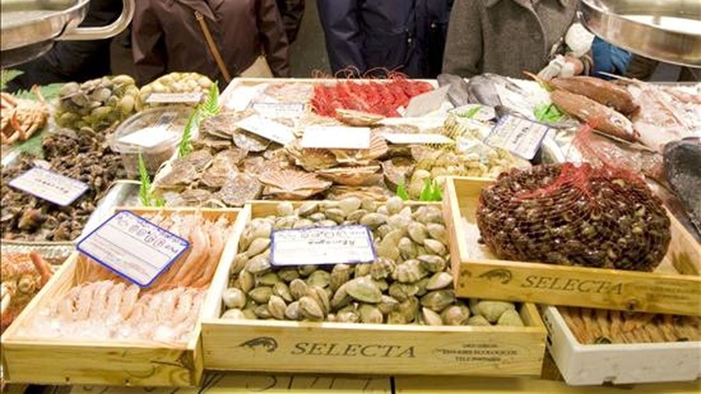 Un grupo de personas hacen cola ante una pescadería en el Mercado de Vitoria. EFE/Archivo Un grupo de personas hacen cola ante una pescadería en el Mercado de Vitoria. EFE/Archivo