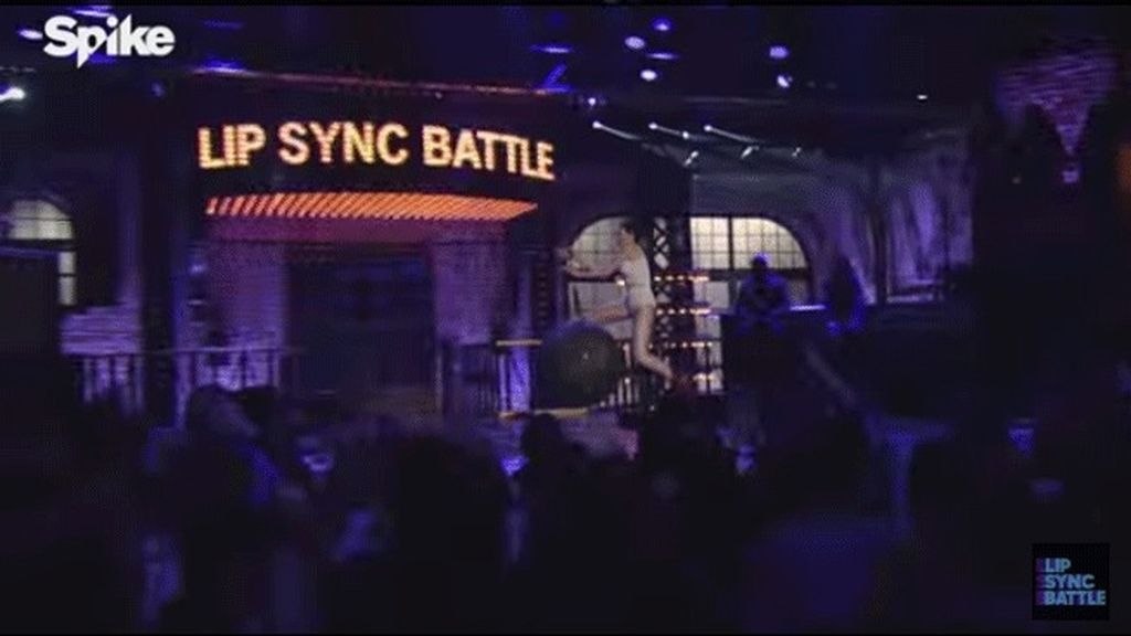 Anne Hathaway se atreve a imitar el 'Wrecking Ball' de Miley